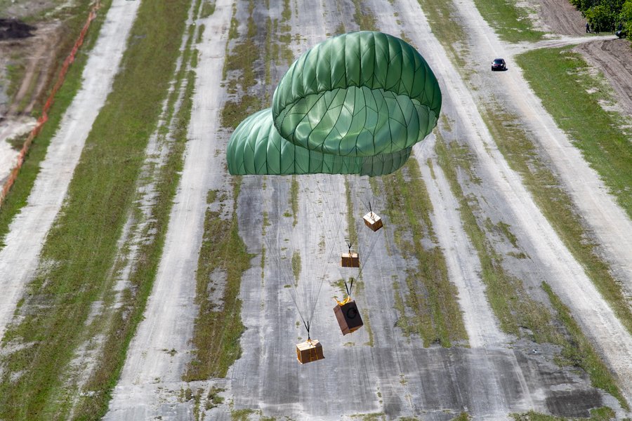 #photooftheday
aerotechnews.com/photoarchive/ 
Bundles, including a ‘Gundam 22’ tribute bundle, descend from a U.S. Air Force C-130J Super Hercules assigned to the 36th Expeditionary Airlift Squadron to Angaur, Republic of Palau, Dec. 7, 2023 during Operation Christmas Drop ...