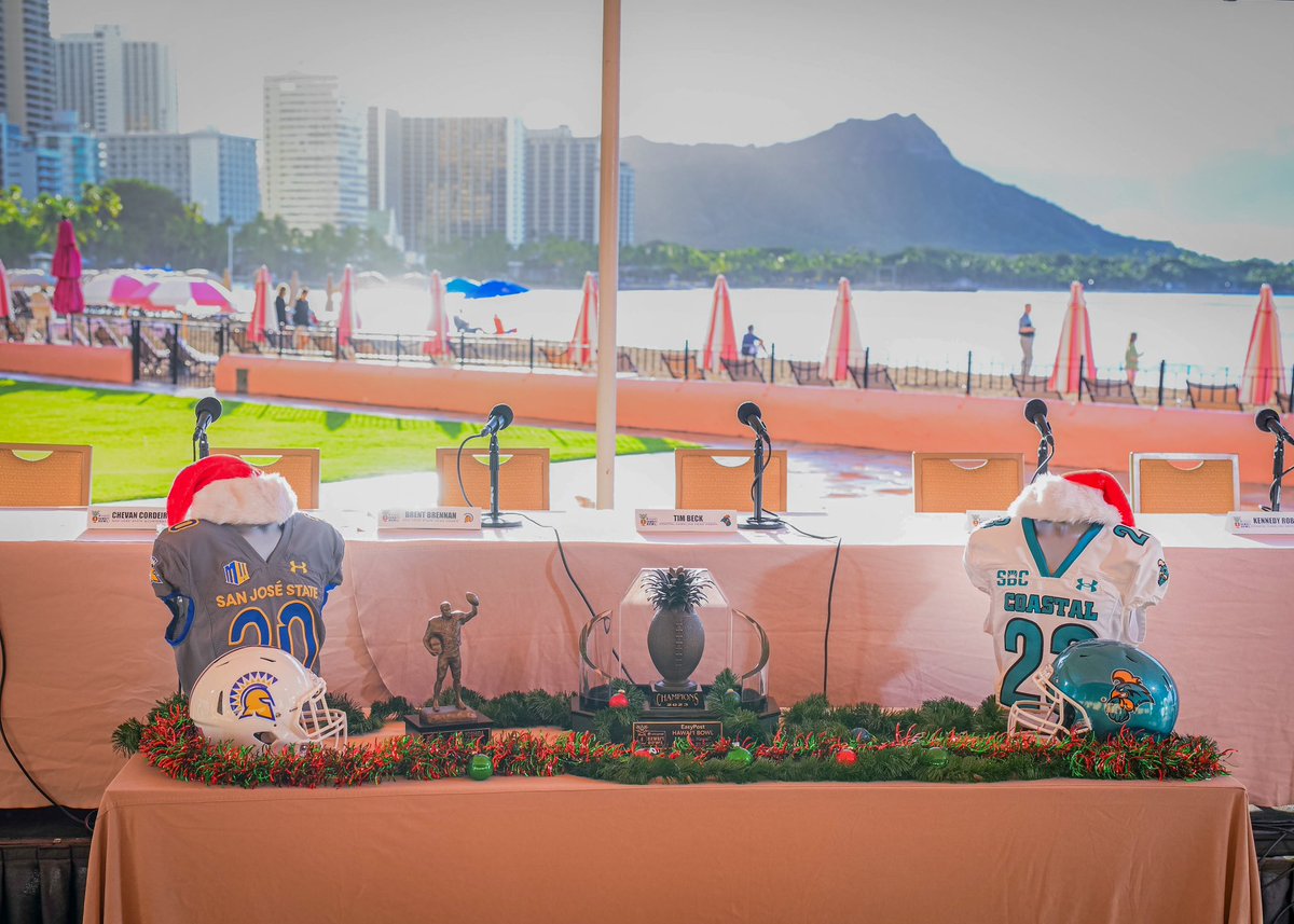 HawaiiBowl's tweet image. No better place to kick off bowl week 🏝️

#HawaiiBowl x #EasyPost