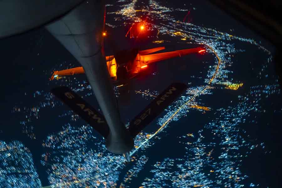 #photooftheday
aerotechnews.com/photoarchive/ 
A Navy F/A-18 Super Hornet receives fuel from an Air Force KC-135 Stratotanker over the U.S. Central Command area of responsibility, Dec. 2, 2023.