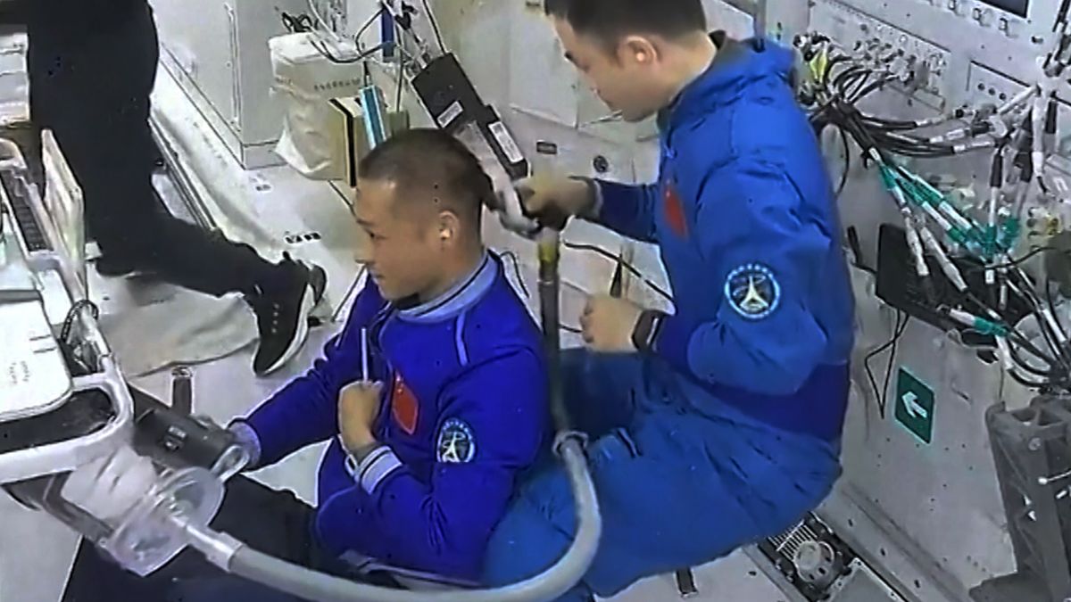 Watch Chinese astronauts get haircuts aboard Tiangong space station (video) trib.al/rezQmzn