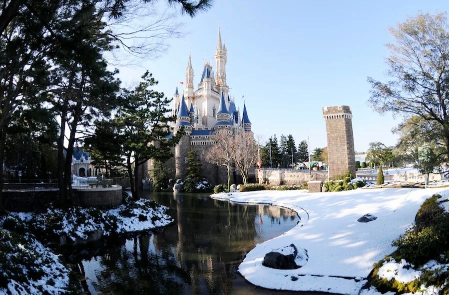 HistoryAtDisney's tweet photo. Cinderella Castle covered with snow at Tokyo Disneyland⠀
.⠀
After seeing Cinderella Castle at Walt Disney World after all of these years this image always blows me away with how peaceful and quiet it is! https://t.co/3RCkBmaSaS