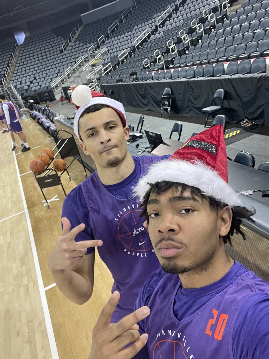 Aces Nation‼️🎄 We NEED it blowed tomorrow night! One last time before the Xmas break🎅🏿Let’s get this dub🤝🏽 @Yasco94 @UEAthletics_MBB