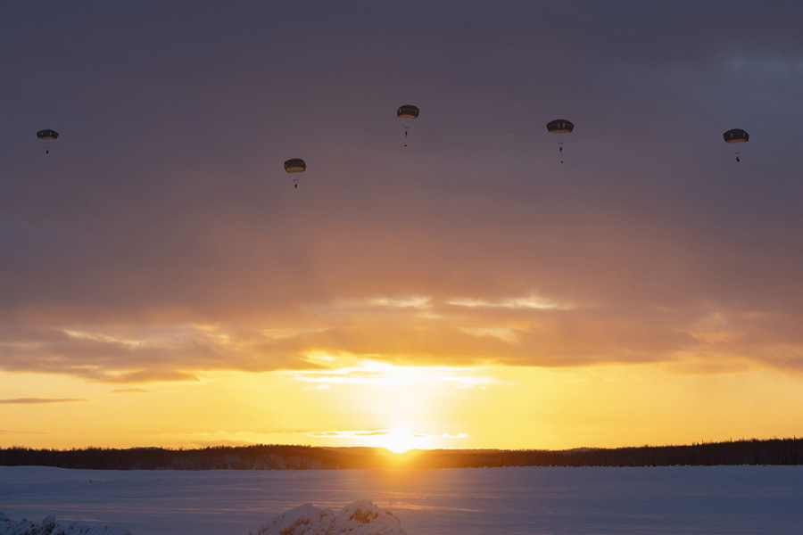 #photooftheday
aerotechnews.com/photoarchive/ 
Army paratroopers descend over Malemute Drop Zone after jumping from a Marine Corps KC-130J Super Hercules during joint airborne operations at Joint Base Elmendorf-Richardson, Alaska, Dec. 8, 2023.