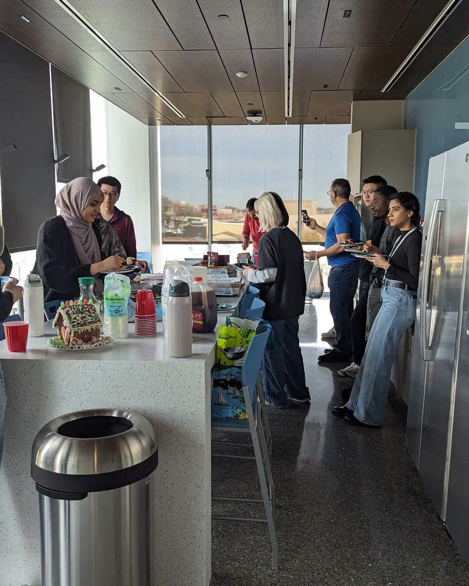 LabVarner's tweet image. The beginning of holiday traditions in our new lab space! 🔔🌲
#labculture #holidayparty #baking #food #pizza #labsocial #food #cakes #scientists #bioengineering 
@BME_UTSW @bme_utd #holidays