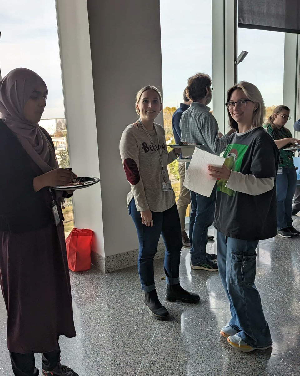 LabVarner's tweet image. The beginning of holiday traditions in our new lab space! 🔔🌲
#labculture #holidayparty #baking #food #pizza #labsocial #food #cakes #scientists #bioengineering 
@BME_UTSW @bme_utd #holidays