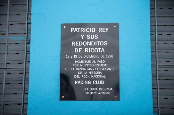 DptoCultEHistRC's tweet photo. En el día de hoy, al cumplirse 25 años de la vez que tocaron los Redondos en el Presidente Perón, el Depto de Cultura e Historia junto al colectivo artístico @unaobraredonda colocaron una plaqueta recordatoria. https://t.co/iCiRe62ZR7
