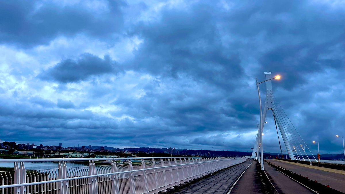 fullstackpanic's tweet image. Gloomy morning commute.