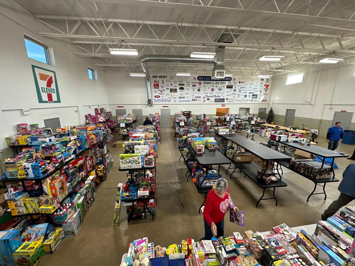 Irving FF’s spent the weekend delivering food/toys to 400 families in Irving w/ @IrvingPD. Thank you to those that donated food, toys, & time to make #BlueChristmas a success!

@TanParkerTX @NathanForTexas @juliejohnsonTX @TerryforTexas @RafaelAnchia @RepBethVanDuyne @RepEllzey