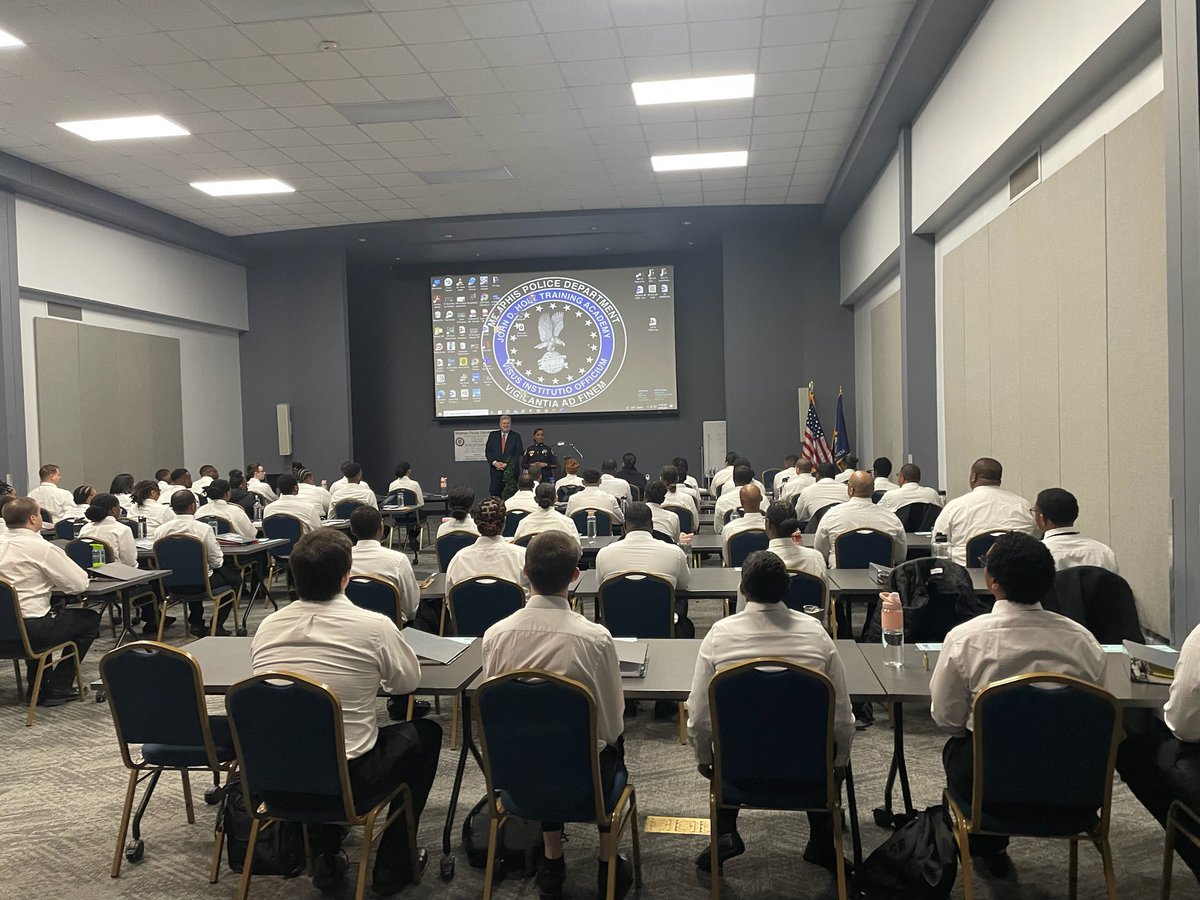 Happy to welcome 66 new @MEM_PoliceDept recruits on their first day! This brings the total at the academy to 113. #BestInBlue