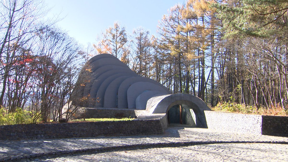 石の教会 内村鑑三記念堂】 何本ものアーチが連なり「これが教会？」と