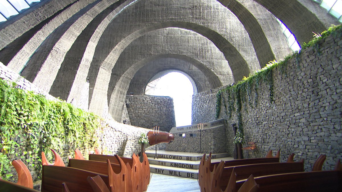 石の教会 内村鑑三記念堂】 何本ものアーチが連なり「これが教会？」と