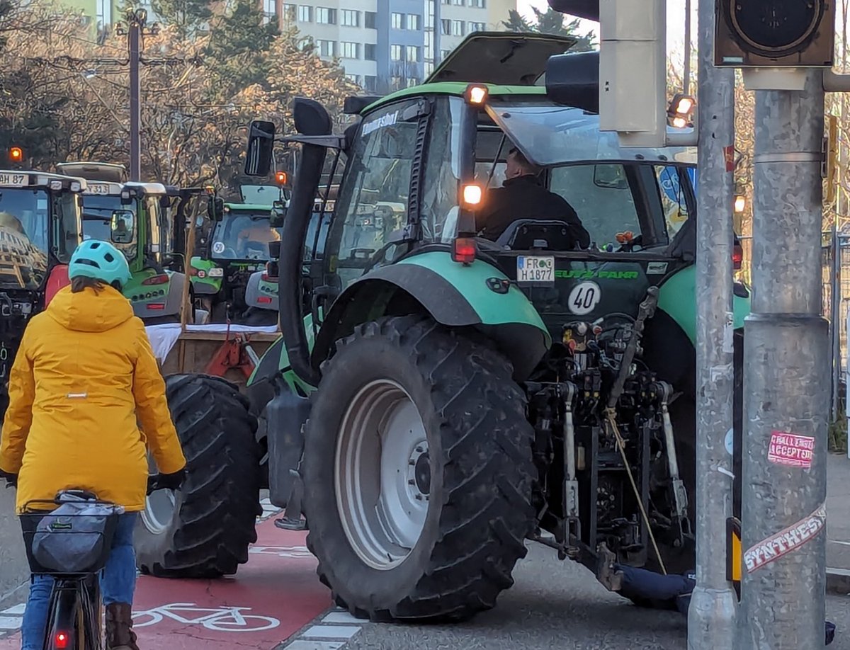 Kein gutes Bild, aber es gibt Augenzeugenberichte: Warum dürfen #Bauern auf ihre Demo Mistgabeln mitnehmen? @PolizeiFR Wenn sogar schon Schutzwaffen verboten sind, dann doch sicher auch das. #bauerndemo23 #diesel