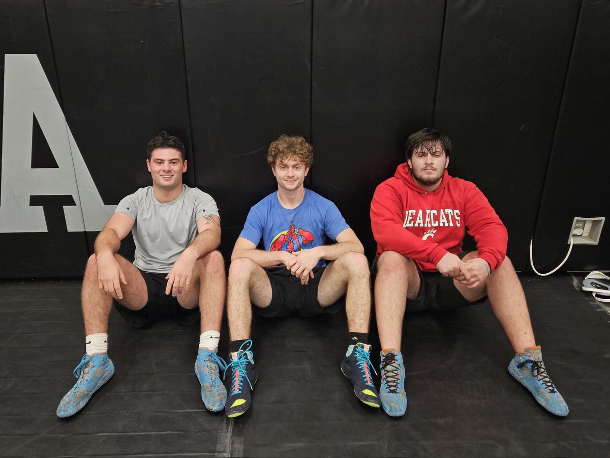 Big thanks to a few of our LEHS alumni for coming in today and helping our team get better.
Max Pennix '21/OhioU
Alex Epstein '20/Findlay
Sam Pennix '23/UC
#theEASTway#theyregonnabesore
@AsstTHawkAD <a href="/EAST_HAWKS/">Lakota East High</a>
