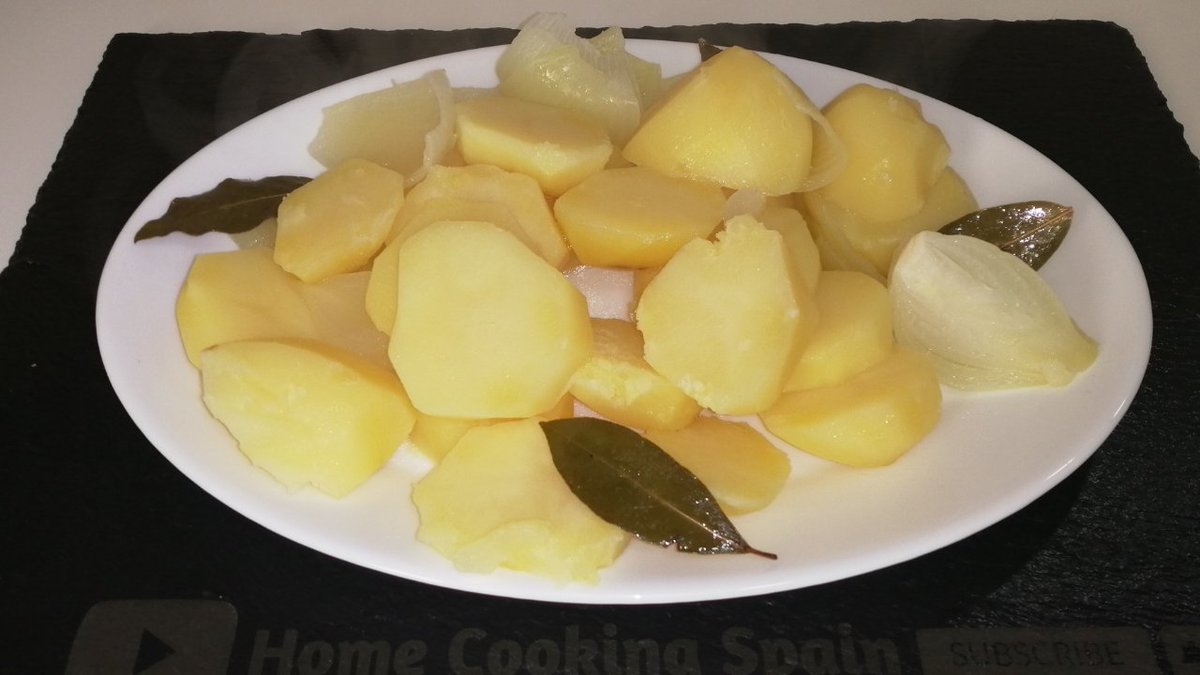 HomeCookSpain's tweet photo. How to Cook Boiled Potatoes the Spanish Way
➡️Recipe Video: https://t.co/srs91Dr8zu
.
#boiledpotatoes #spanishfood #spanishcooking https://t.co/1fJHQ6AMoX
