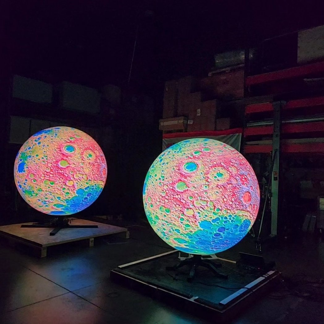 screensolutions's tweet photo. Take a look at a 5' and 6' sphere showing mirrored content, we like the perspective!

#screensolutions #digitalsphere #spheres #technology #digitalglobe #sphere #sphericaldisplay #digitalspheres #scienceonasphere #earth #fyp #museumdisplay #museum #digitalart #digitaldisplay https://t.co/NVTsBSfa6B