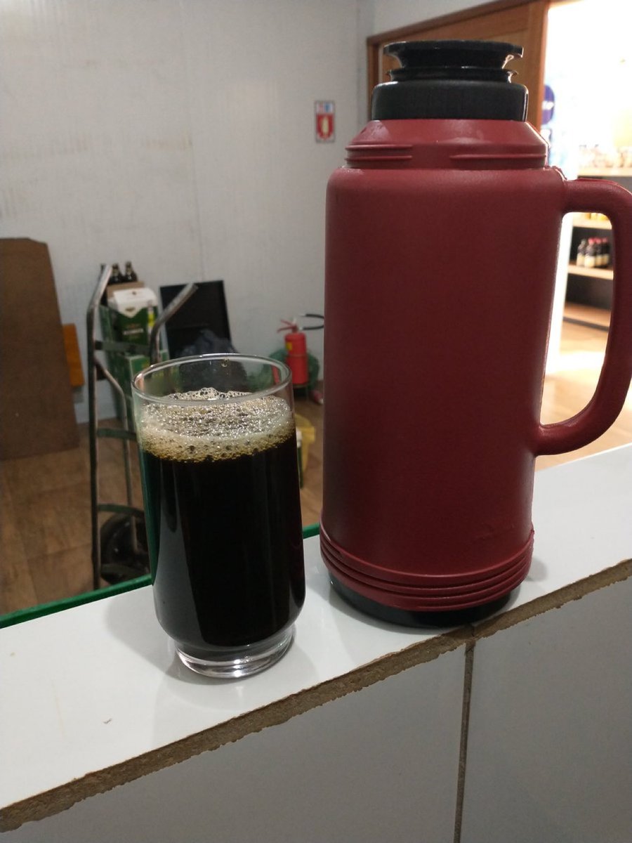 ' deixa eu tomar um gole de café pra ver se dou uma animada ' O gole de café :