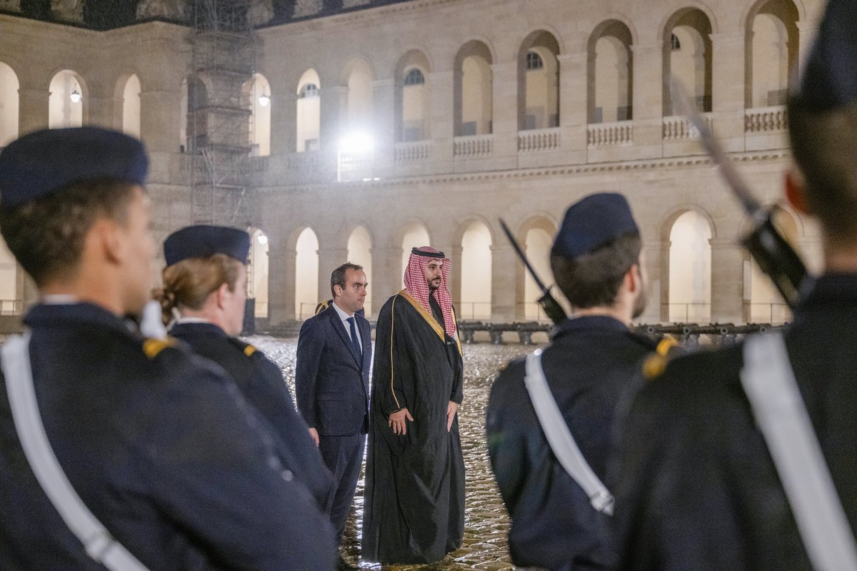 modgovksa's tweet photo. وزير القوات المسلحة لدى الجمهورية الفرنسية يستقبل سمو #وزير_الدفاع، ويعقدان جلسة مباحثات رسمية، ويشهدان توقيع مشروع خطة تنفيذية للتعاون في مجالات القدرات والصناعات العسكرية والأبحاث والتطوير. 

https://t.co/ojDDF1cjni https://t.co/ZlKZddQkEZ