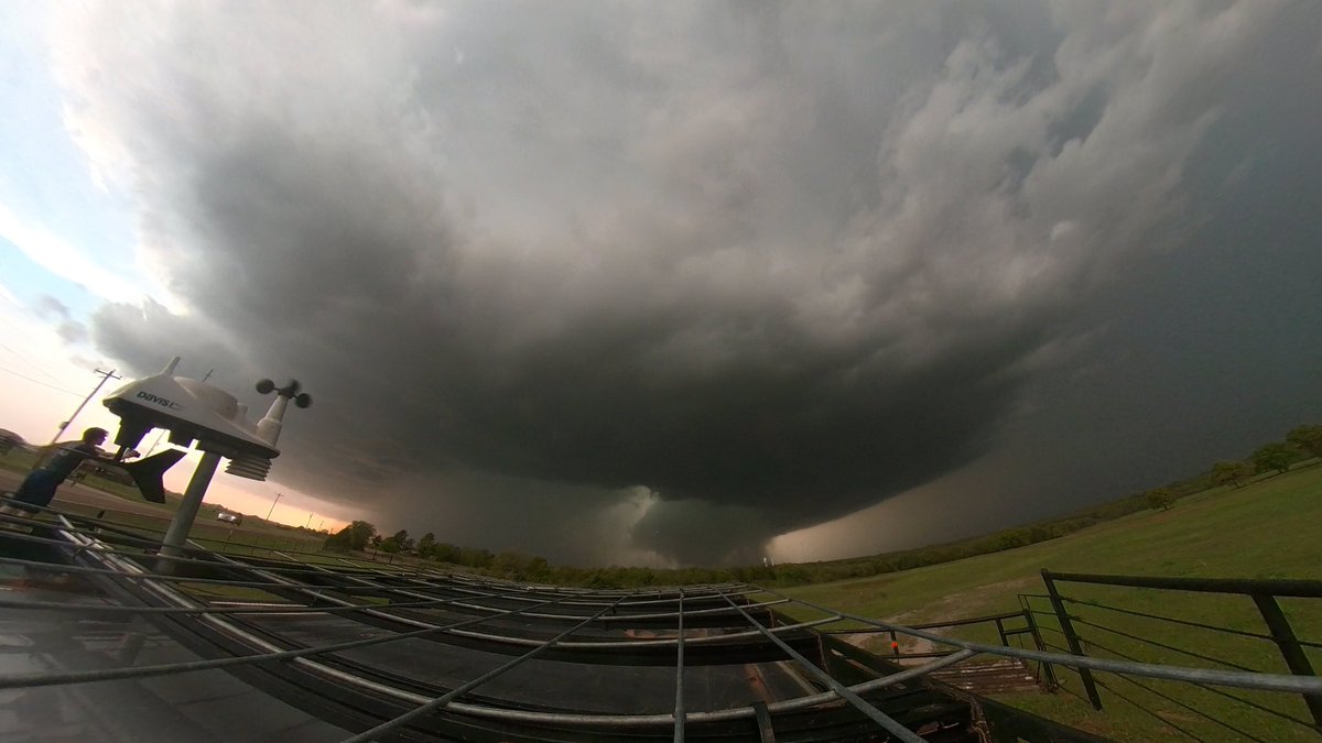 Clint_wx's tweet image. #TornadoTuesday 
QT your 4 best tornadoes pics of 2023

1-24 Baytown, TX (Zero meter 🫣)
4-19 Cole, OK
4-22 Doole, TX
6-17 Beaver, OK