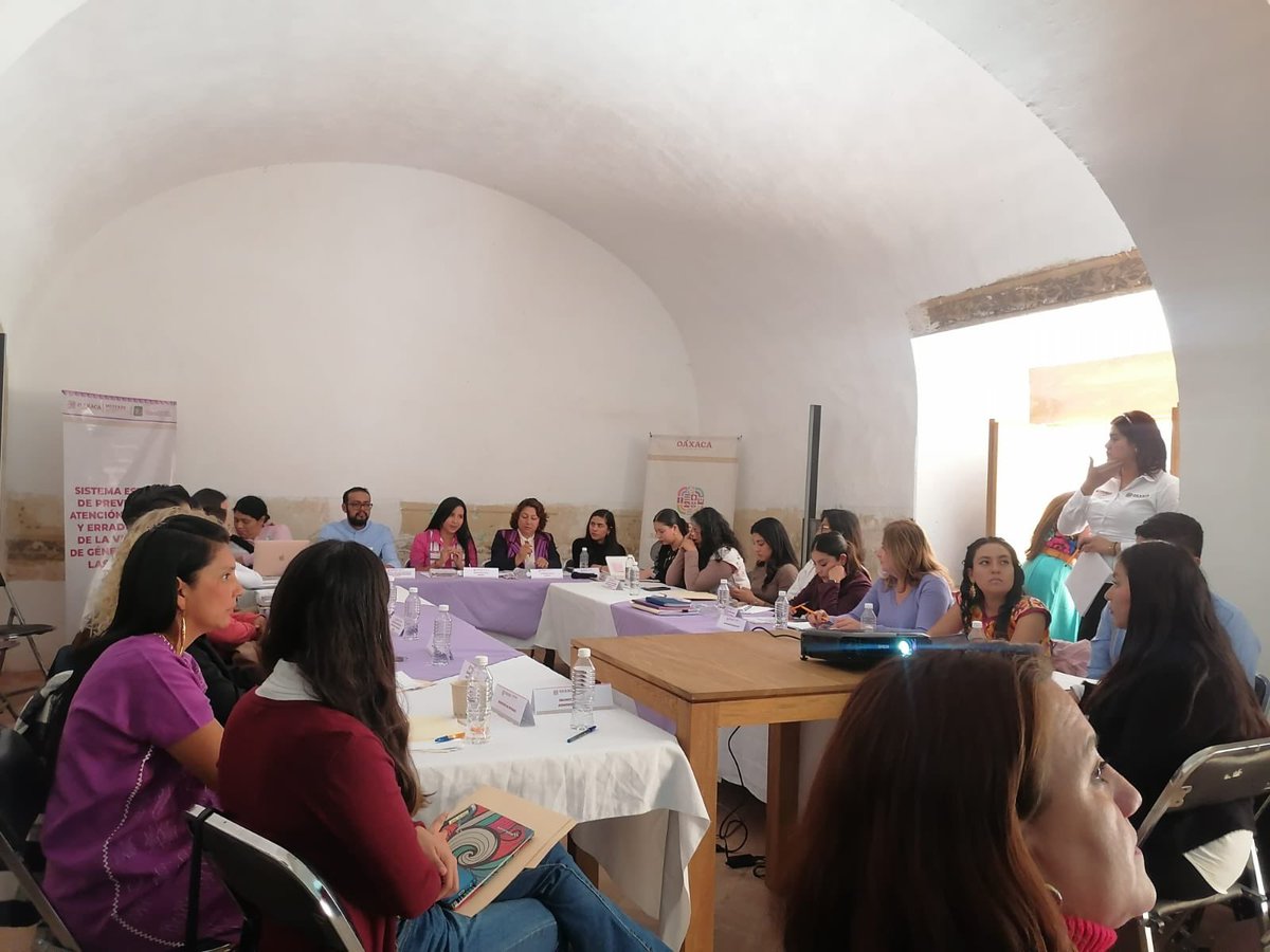 DeGyvesMendoza's tweet photo. Participé en la Cuarta Sesión Ordinaria del Sistema de Prevención, Atención, Sanción y Erradicación de la Violencia de Género (#PASEVM), que encabezó la titular de la @SM_GobOax, @Elisa_ZepedaOax, en la que unimos esfuerzos para prevenir y atender la violencia contra la mujeres. https://t.co/L3iTzJjLGK
