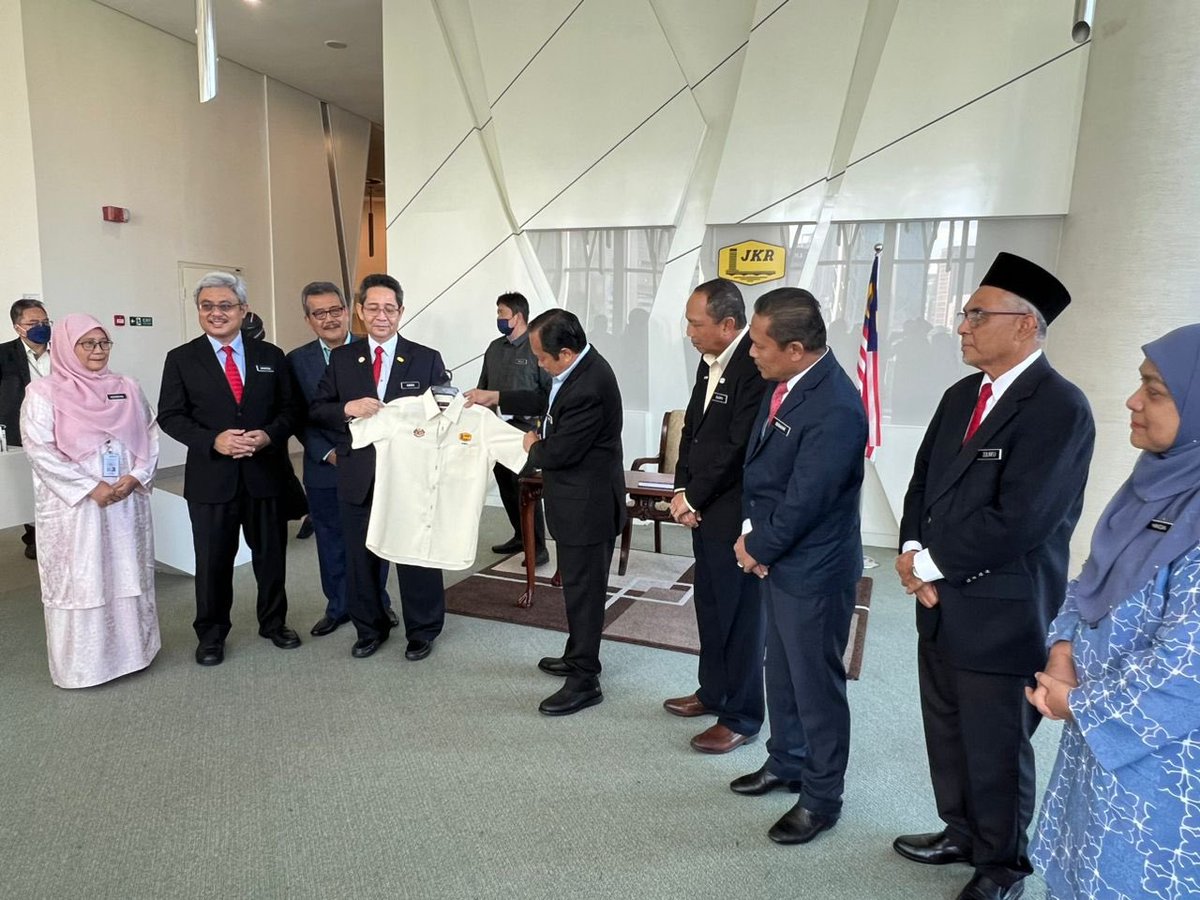 Hari ini berlangsung sesi pengenalan organisasi kepada YBTM Kerja Raya yang baharu Datuk Seri @ahmadmaslan di Jabatan Kerja Raya Malaysia bertempat di Menara Kerja Raya, KL