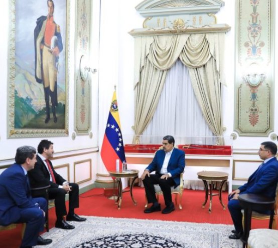 El Jefe de estado venezolano recibió hoy en el Palacio de Miraflores las autoridades de #Repsol como parte del fortalecimiento de acuerdos estratégicos de cooperación y el intercambio comercial entre Petróleos de Venezuela (#PDVSA) y la estatal española. #VenezuelaProductiva