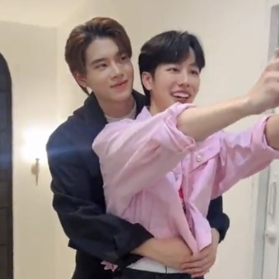 กอดหมีมันไม่อุ่นเท่ากอดพี่นิ