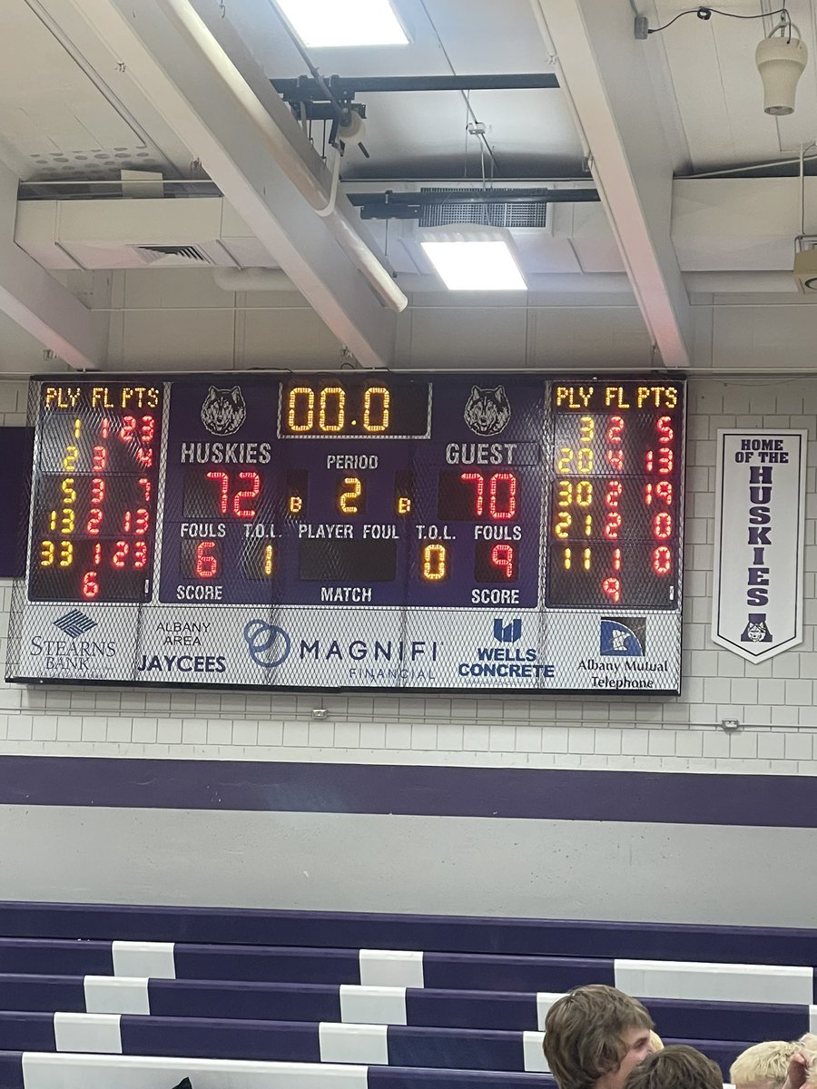 What an electric atmosphere in a heavyweight battle!!! Huskies outlast the Lions and win in dramatic fashion to secure the 3 level sweep tonight! #purplepride