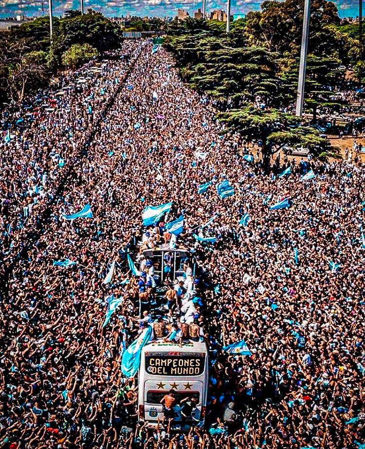 “No busquen dinero, busquen gloria, sean campeones del mundo que la gente los va a recordar y les va a agradecer toda la vida' Un año. 🥹🇦🇷