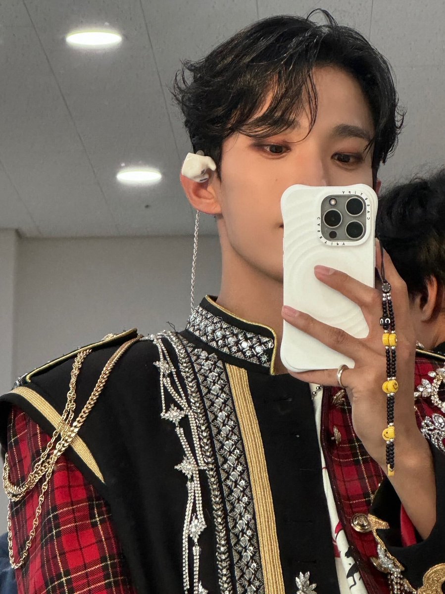 Sungcgan's tweet photo. selfie mirror everywhere. https://t.co/Gsa7ucklda