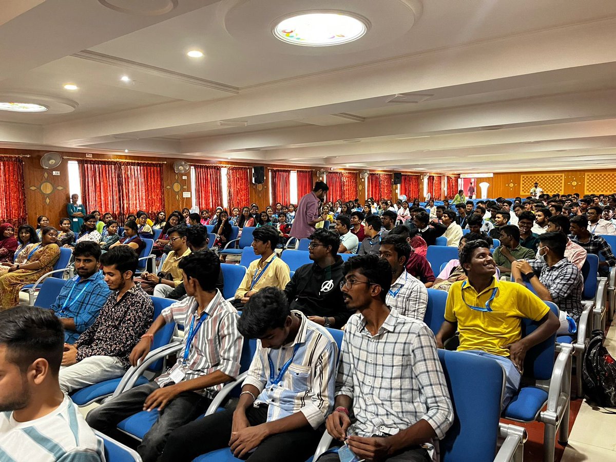 Katsumi3x's tweet image. The #BuidlforWeb3  flame kept strong by heading to Raja Rajeshwari College &amp;amp; Reva University to bring 250+ college students into the Web3 fam!