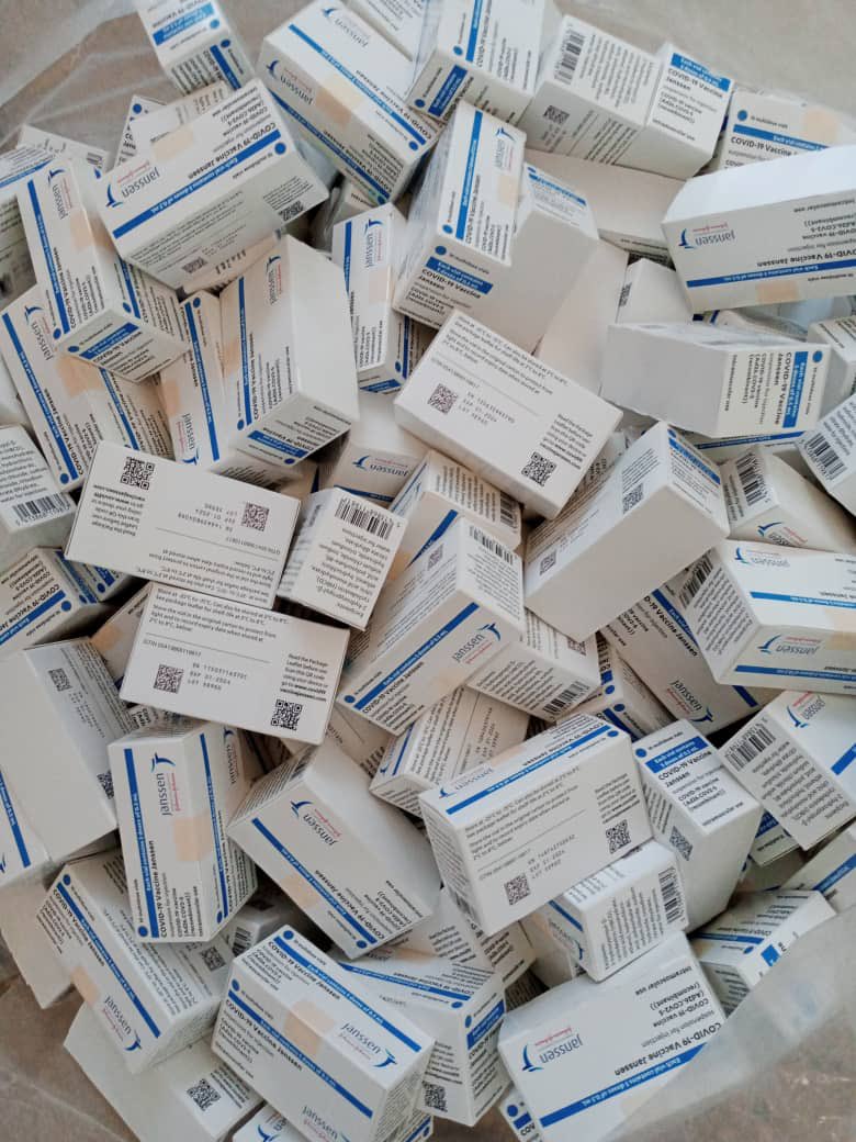 eHealth_africa's tweet image. #ProgressReport

Last week, we supported the pull of 30,000 Johnson &amp;amp; Johnson vaccine doses, 💉 200,000 vaccination cards📄 from the Kano Zonal Cold Store. 

Distribution to LGAs have commenced in an effort to improve the 2nd round of the COVID-19 ramp up vaccination.