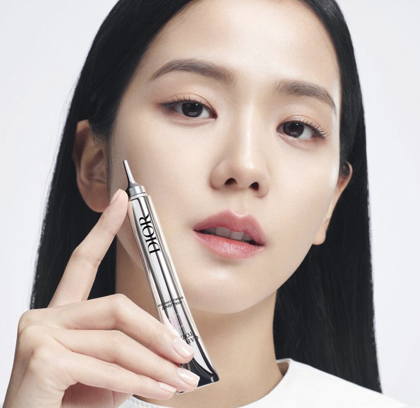 #JISOO in new campaign for Dior ‘Capture Totale Hyalushot’ (from Dior’s official website).