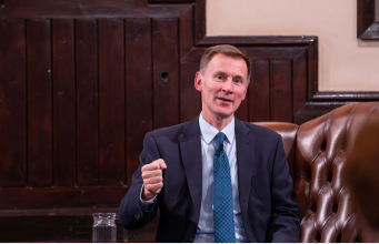 GUNSMINUSROSES's tweet photo. Officials from the UK finance ministry are set to meet with lawmakers to discuss the complex issues surrounding cryptocurrency banking in the country, in a significant move. The Royal Bank of Scotland (RBS) is organizing this crucial meeting, which will bring together key stakeholders such as policymakers, bankers, and cryptocurrency industry representatives. This article describes the meeting's objectives and the issues on the agenda, highlighting the collaborative approach used to find comprehensive solutions.