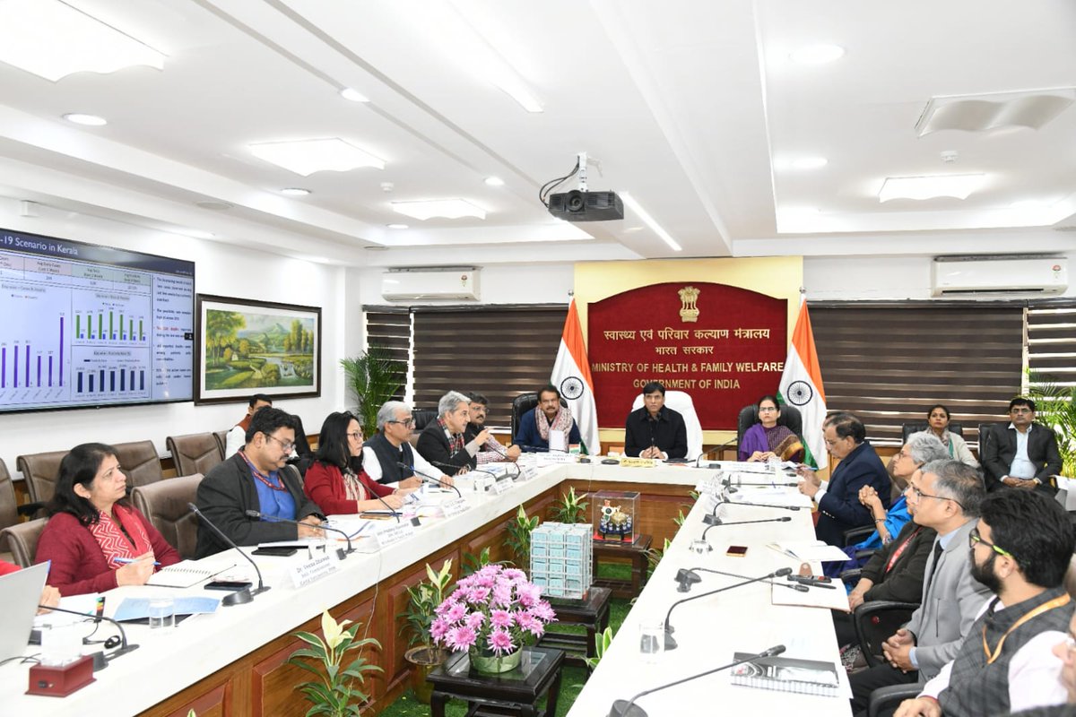 Union Health Minister Dr @mansukhmandviya virtually chaired a high level meeting with health Ministers of various states to access the current status and preparedness on COVID 19. MoS (Health) Prof @spsinghbaghelpr and @DrBharatippawar, Health Minister of Uttarakhand Shri…