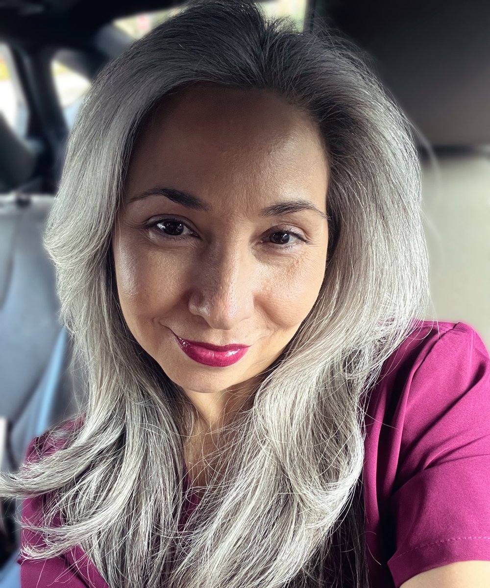 👩🏼‍🦳 gray, silver & white hair look great against reddish purple maroon colors. Even the lipstick just pops! 🤟🏼🪩🐅👩🏼‍🦳
#gogray #silverqueens #whitehair #silversisters
