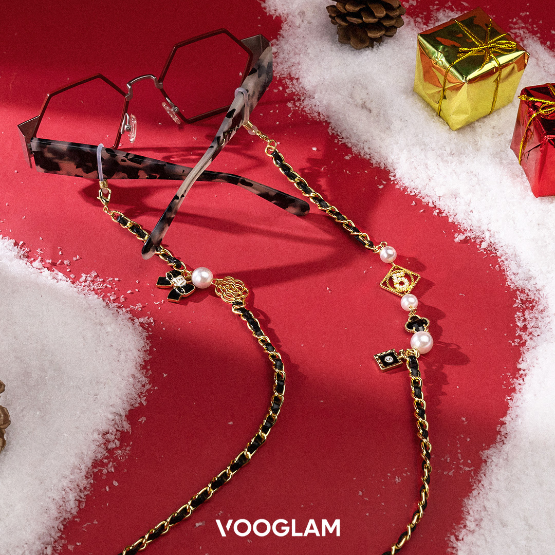 Discover the perfect eyewear suit and rocking the winter holiday. #vooglam #Glasses #glassesgirl #gifts Order: vooglam.com/goods-list/70?…