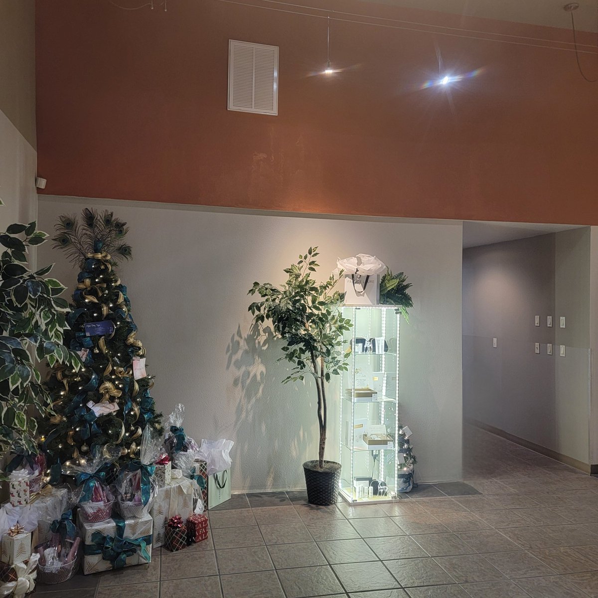OpalDaySpa's tweet photo. Looking for a gift? See what's under the tree and our newly remodeled spa https://t.co/F1L8I12Afq
#giftcertificate #beautiful #facial #wax #makeupartist #bodytreatment #francelaure #skincare #youngbloodcosmetic #makeup #blinc #maskara #AquaLaure #bodycare #pureology #haircare https://t.co/uzhgmxvOq8