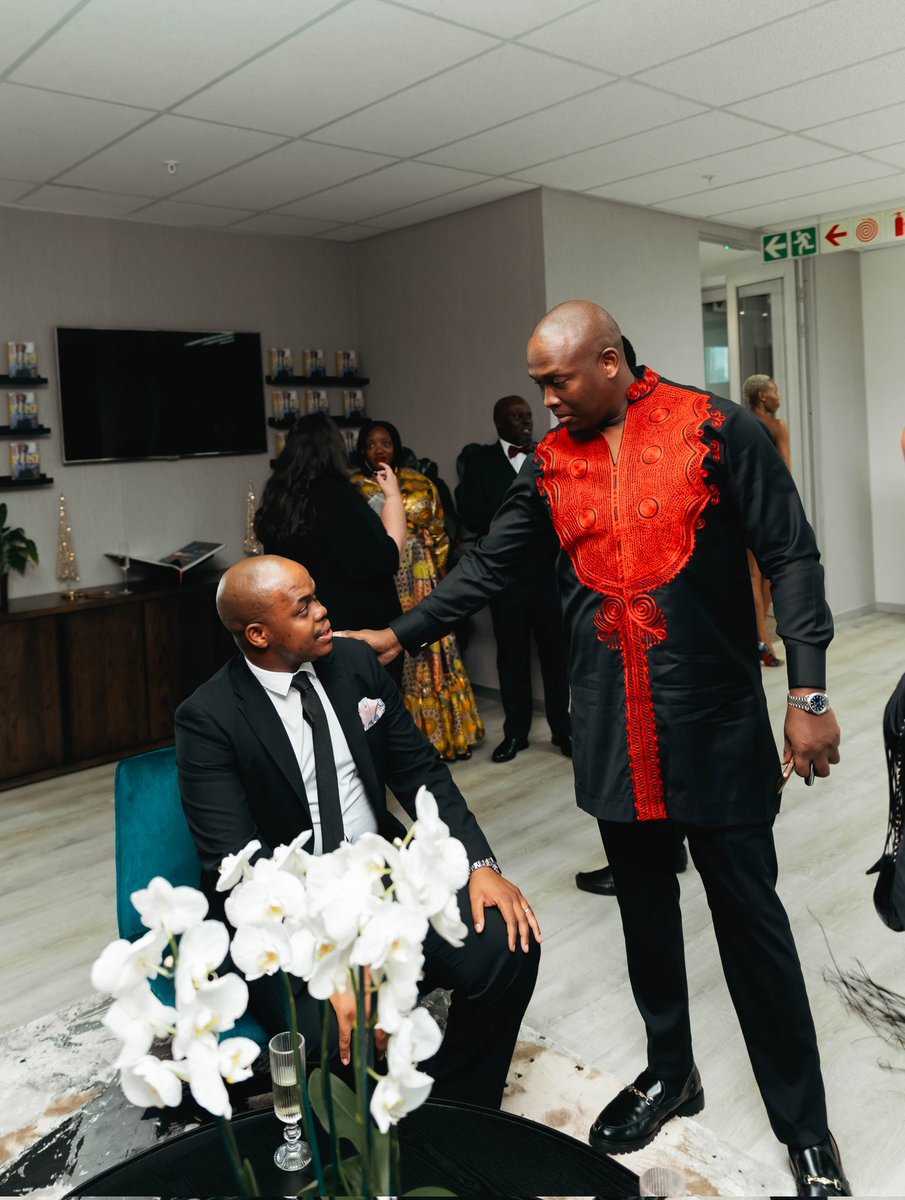 Thobo_Khathola's tweet image. 🇿🇦🇧🇼🦁 Expanding Botswana business  into South Africa is made easier by such Business Giants like @VusiThembekwayo  . He really pushes us for greatness and excellence.

I&apos;m so honored 🙏
#liontutoring #thobokhathola #VusiThembekwayo