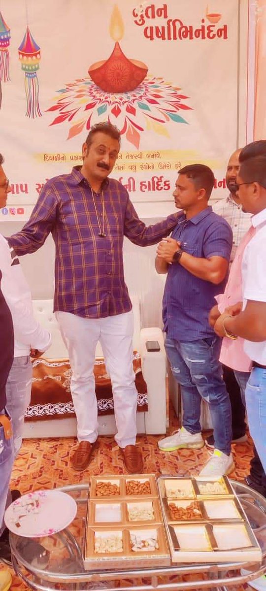 પહેલી વખત મળતાની સાથેજ તમારું મન જીતી લે એવુ વ્યક્તિત્વ હોય તો તે છે <a href="/Ambarish_Der/">Ambarish Der</a> ભાઈ શબ્દો લખવા બેસું તો શબ્દો ઘટે વાલા.
જન્મ દિવસની દરિયો ભરી શુભકામનાઓ ખૂબ આગળ વધો તેવી હૃદયથી દ્વારકાધીશ ને પ્રાર્થના
#der