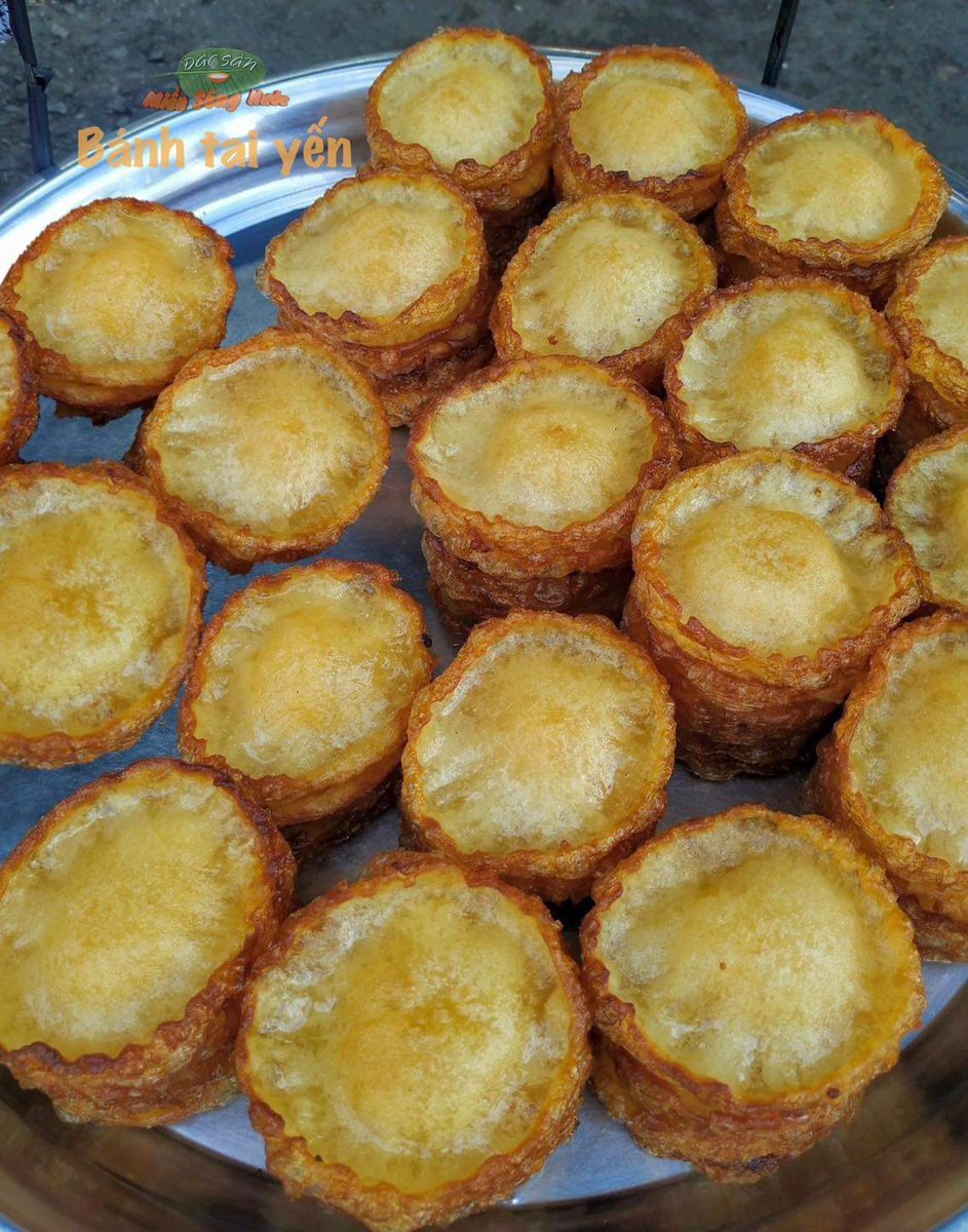 MatchaMatcha5's tweet image. Cứ mỗi buổi trưa hè, bên chái bếp nhà quê ở miền Tây Nam bộ, các bà, các mẹ thường hát đưa em bằng lời đố vui dân gian thế này: "Tiếng ai văng vẳng bên sông/Không phải bánh còng cũng chẳng bánh cam". Hỏi ra mới biết, hai tiếng đầu tiên của lời hát ấy…