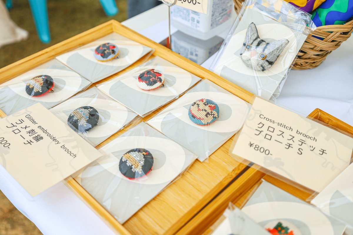 Tonttu_fes's tweet photo. 【トントゥフェスティバルを振り返ろう！📷】

〜マルシェ&amp;フードエリア/studio753〜

利用者さんのクリエイティビティが最大限に発揮されたstudio753の商品。当日はこぎん刺しブローチをはじめ、エコバッグやヘアゴムなどが並び、多くの人が手に取っていました✨

#トントゥフェスティバル
#studio753 https://t.co/aAqXgmMBRm
