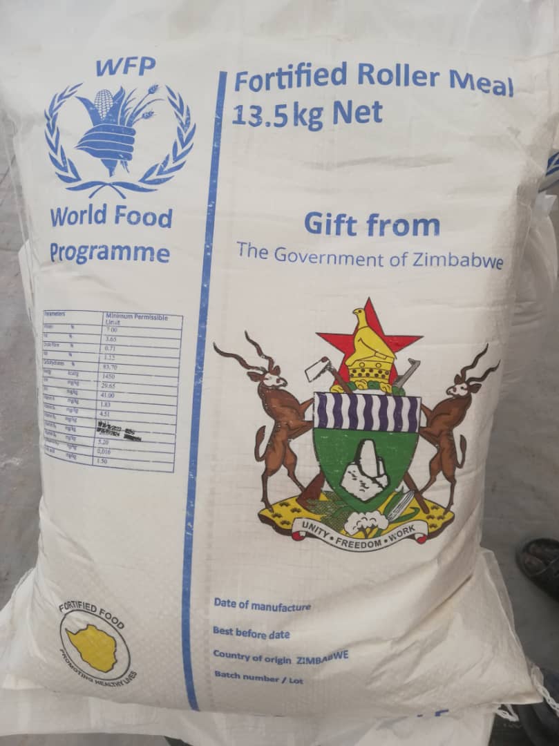 What a year it has been! Looking back at 2023 one of the major highlights was the support @WFP received from the govn't of #Zimbabwe's @OMpslsw. 4⃣4⃣0⃣0⃣ metric tonnes of maize were handed over to support more than 12,000 refugees at Tongogara Refuges Camp. 🙏🇿🇼