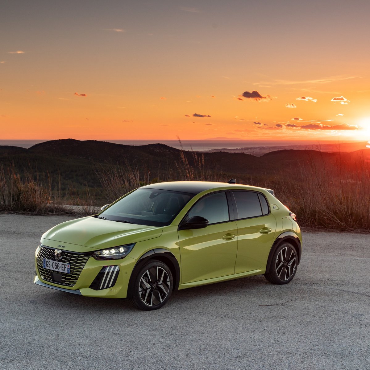 Deja que el nuevo #PeugeotE208 100% eléctrico ilumine tu día.