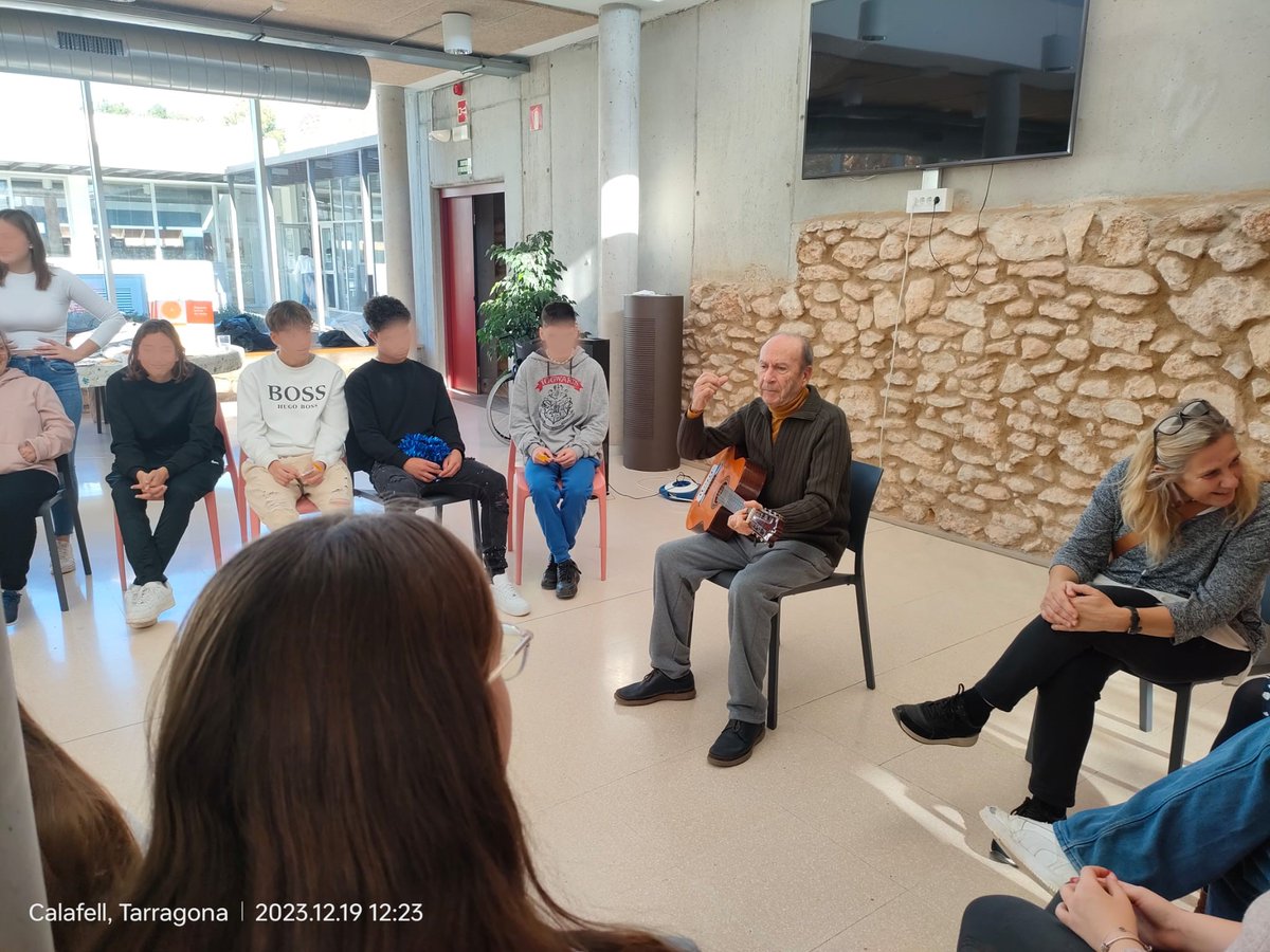 Alumnes de 4art de l'IES Camí de Mar <a href="/inscdm/">Institut Camí de Mar</a> han visitat el #CentreLaSínia #FundacioSantaTeresa #Calafell, per cantar nadales junts, fer intercanvi d'obsequis (unes postals fetes a mà i unes espelmes fetes per nosaltres. Un matí d'intercanvi generacional fantàstic!!