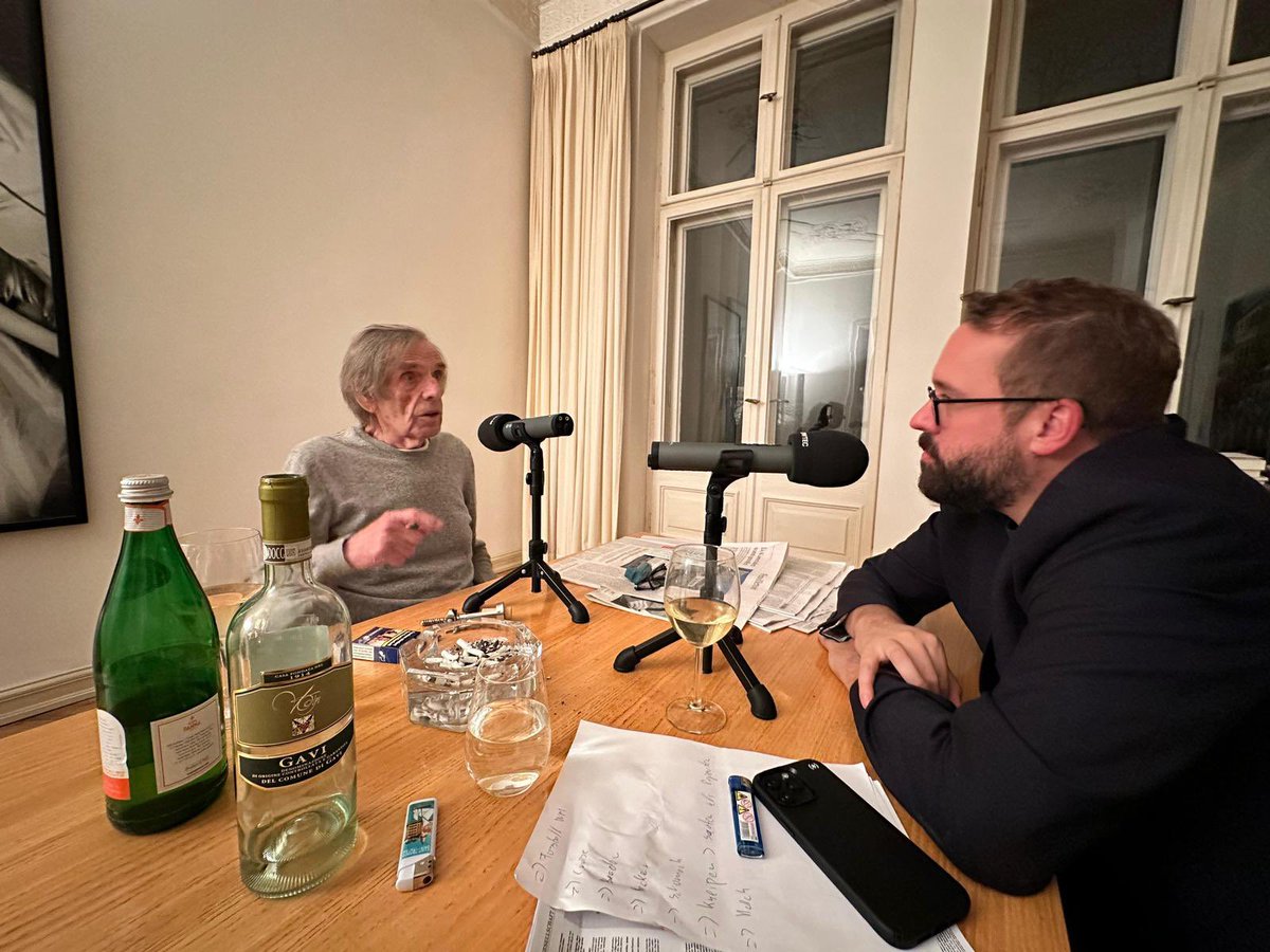 ronzheimer's tweet image. Podcast-Folge mit Franz Josef Wagner jetzt hören! Bei Weißwein und Gitanes-Zigaretten reden wir über sein fesselndes Leben. Er kannte RAF-Terrorist Andreas Baader und Box-Gott Muhammad Ali, Axel Springer und Marlene Dietrich, Andy Warhol und Hildegard Knef. Er schrieb als…