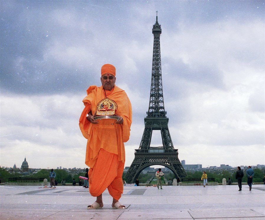 Aujourd’hui, nous célébrons le 102ème anniversaire de la naissance de Sa Sainteté Pramukh Swami Maharaj selon le calendrier lunaire hindou. En ce jour, nous rendons hommage à son humilité, à sa foi inébranlable en Dieu et à son service désintéressé à l’humanité.