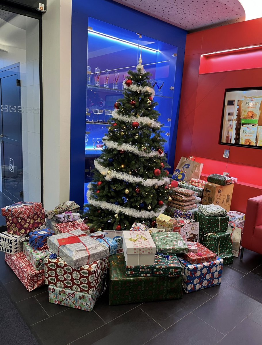 318 – tolik máme v České republice prodejen a tolik dětských úsměvů jsme letos vykouzlili dětem v zařízeních Armády spásy. Naši kolegové z centrály, z prodejen i ze skladů se stali Ježíšky a plnili dětská přání. 

Jsme rádi, že jsme vykouzlili radost tam, kde ne vždy bývá.