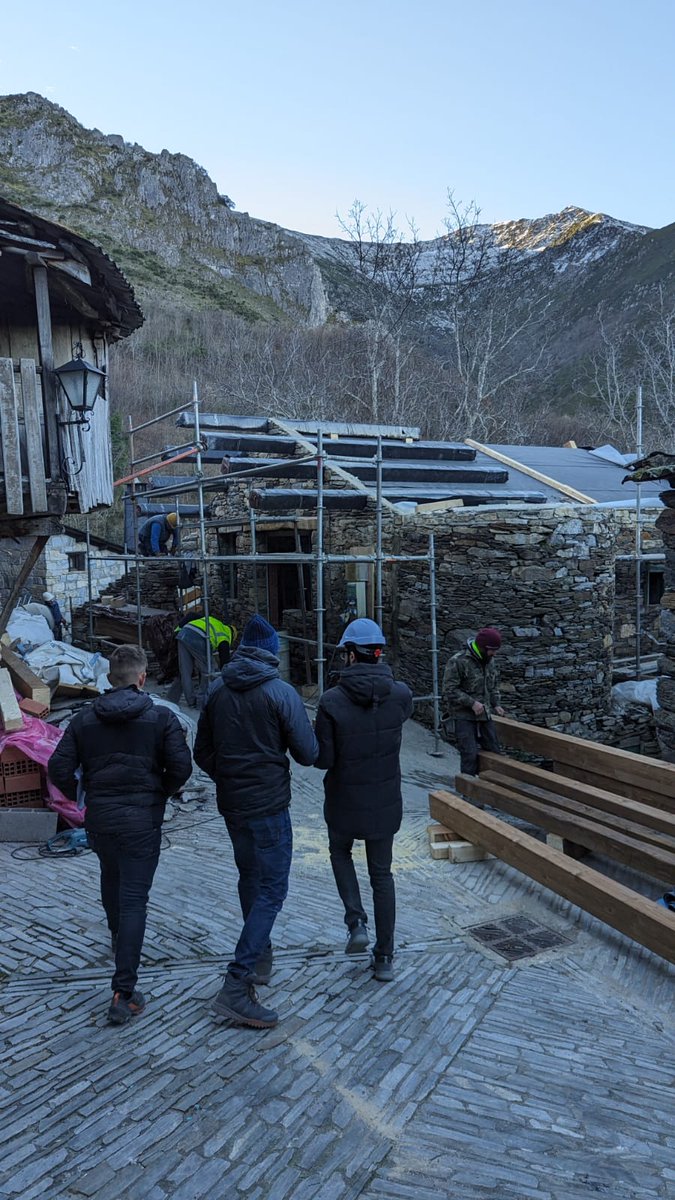 fogarmozarabe's tweet photo. Y ya casi tenemos la cubierta lista 🤩

#arquitecturatradicional
#peñalbadesantiago
#elbierzo https://t.co/mUnBSUbKHK