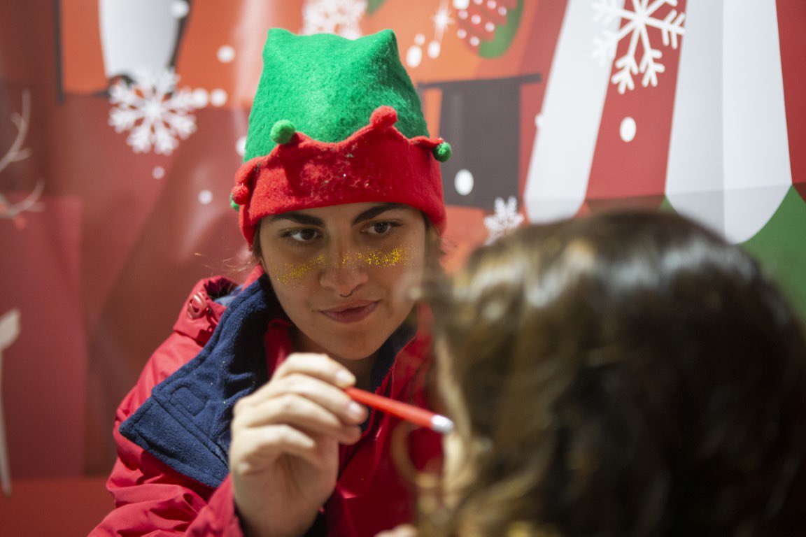 🎄✨ Τα “Χριστουγεννιάτικα Χωριά” στήθηκαν ήδη στις πλατείες της πόλης. Οι γειτονιές της Αθήνας θα γεμίσουν, και αυτά τα Χριστούγεννα, με ατελείωτη διασκέδαση και γιορτινές εκπλήξεις. Παιχνίδια, κεράσματα και καλλιτεχνικές δράσεις στο πλούσιο εορταστικό πρόγραμμα για όλους! Δείτε…