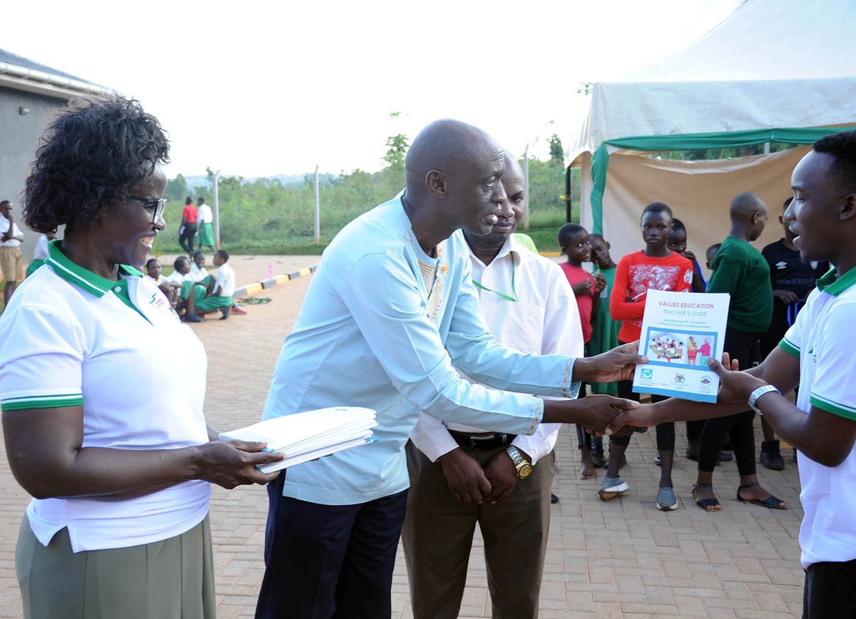 The Secretary-General @BagumaRT handed over the Values Education Guide as a chief guest to the teachers of Namugongo Mixed School at the School Values' day event, a guide developed by PROVE Uganda that was attended by parents, teachers and the community. #EducationValues #SDG4